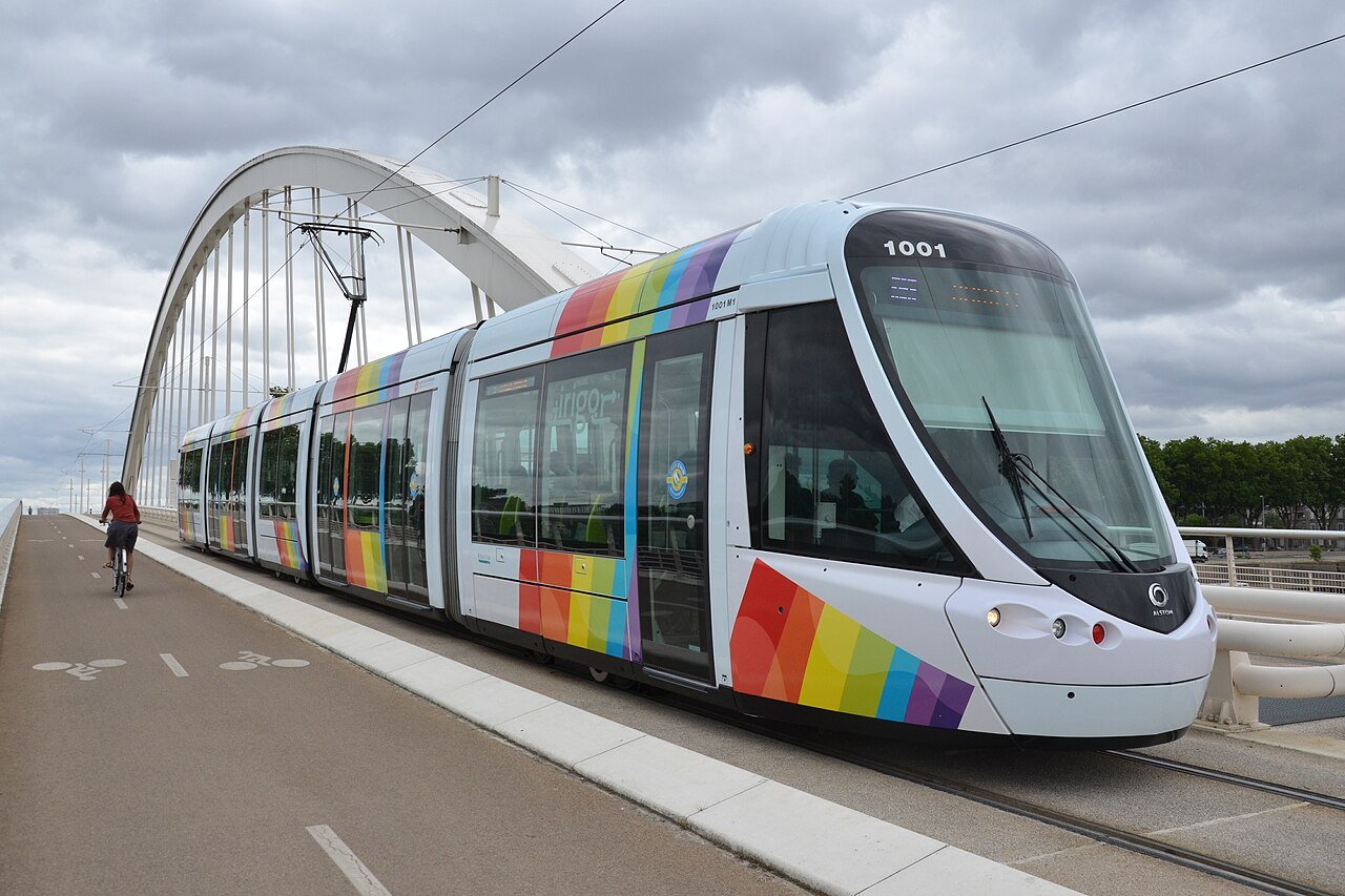 Un tramway d’Angers traverse le pont Confluences.